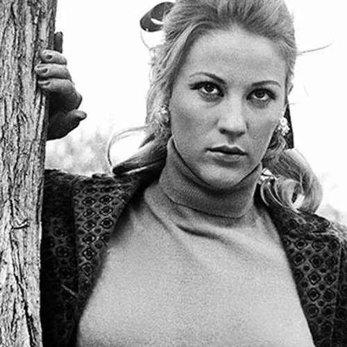 46 χρόνια πριν | Η Ζωή Λάσκαρη με αέρινο λευκό φόρεμα και το κόσμημα που άφησε εποχή