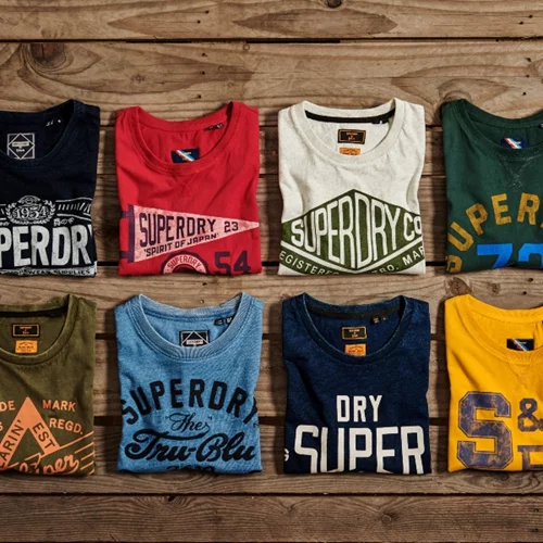 Στη νέα καλοκαιρινή συλλογή της Superdry θα βρεις τα πιο μοντέρνα σχέδια