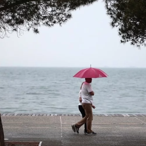 Καιρός | Η θερμοκρασία ανεβαίνει αλλά έρχονται καταιγίδες και νοτιάδες - Πού θα είναι έντονα τα φαινόμενα