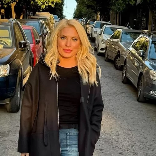 Ελένη Μενεγάκη | Στο αγαπημένο της στέκι για φαγητό στο Κολωνάκι