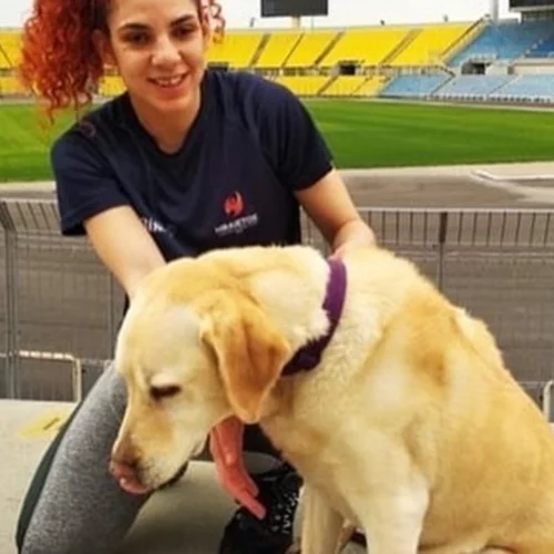 "Η εικόνα ενός τυφλού με σκύλο οδηγό ανατρέπει τα στερεότυπα": Η πλούσια ζωή της Εύης με την Κρύσταλ