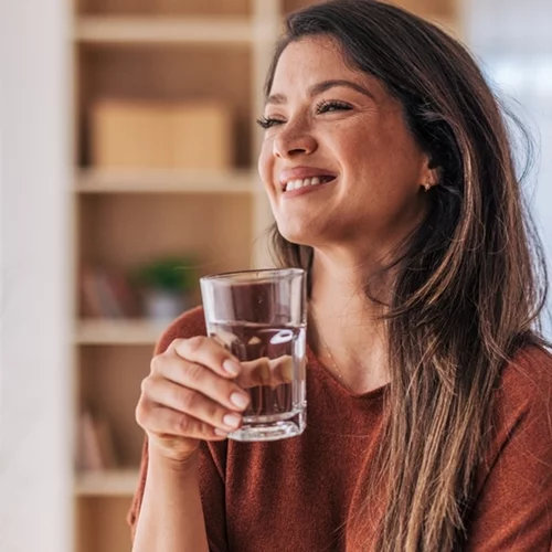 Γιατί δεν πρέπει ποτέ να αφήνετε ένα ποτήρι νερό στο κομοδίνο;