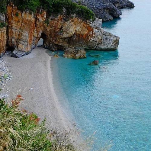 Η πιο εξωτική παραλία της Αττικής | Το "Μικρό Πήλιο" μοιάζει βγαλμένο από παραμύθι