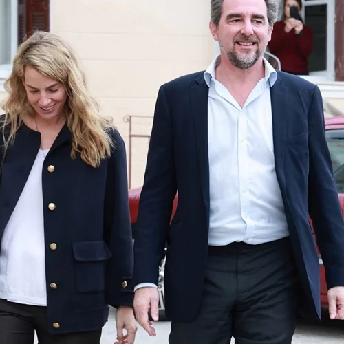 Χρυσή Βαρδινογιάννη - Νικόλαος Ντε Γκρες | Νέο ταξίδι σε ελληνικό προορισμό - Η casual εμφάνιση του ζευγαριού