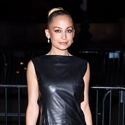 Αυτό το δερμάτινο two piece από τη Zara θα δώσει edgy διάθεση στις βραδινές σου εμφανίσεις