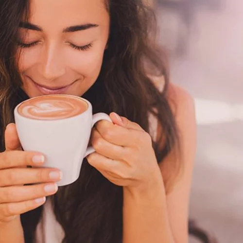 Είναι αλήθεια, οι Έλληνες λατρεύουν τον καφέ | Η έρευνα που δείχνει πόσο καφέ πίνουμε