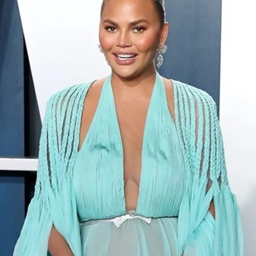 Η Chrissy Teigen απαντά με μία φωτογραφία στις κατηγορίες ότι χρησιμοποίησε παρένθετη μητέρα