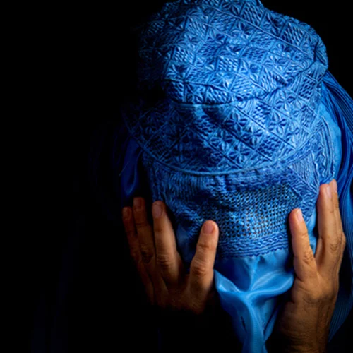 Αφγανιστάν | Οι Tαλιμπάν επιβάλλουν και πάλι την μπούρκα