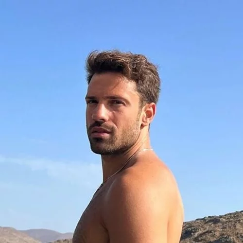 Ο Κωνσταντίνος Αργυρός στην Τήνο | Η πρώτη εμφάνιση μετά την είδηση ότι θα γίνει μπαμπάς- "Δε χωρούν δύο ωραίοι στο ίδιο νησί"