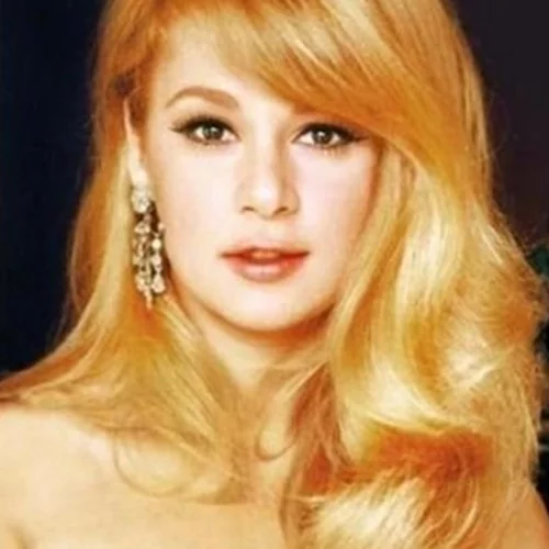 Τα θρυλικά ρούχα και αξεσουάρ που φορούσαν οι μεγάλες σταρ του παλιού ελληνικού κινηματογράφου