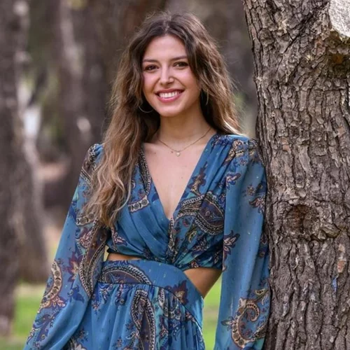 Θεανώ Κλάδη | Με εκρού πανωφόρι και cowboy boots για βόλτα στην πόλη