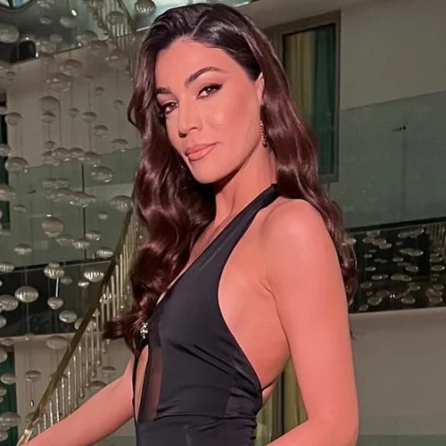 Άκρως εντυπωσιακή η Ήβη Αδάμου σε εμφάνισή της στην Τουρκία