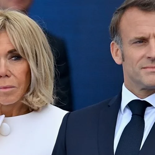 Emmanuel Macron | Η κάπως παρατεταμένη αγκαλιά του με την Υπ. Αθλητισμού και το φιλί στον λαιμό