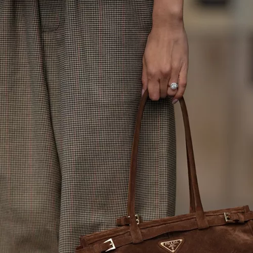 Chrome Tips | Η λαμπερή ανατροπή στο γαλλικό μανικιούρ που θα βλέπεις παντού φέτος τις γιορτές