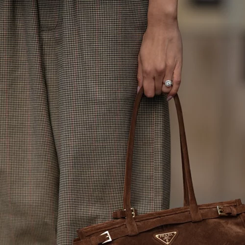 Chrome Tips | Η λαμπερή ανατροπή στο γαλλικό μανικιούρ που θα βλέπεις παντού φέτος τις γιορτές