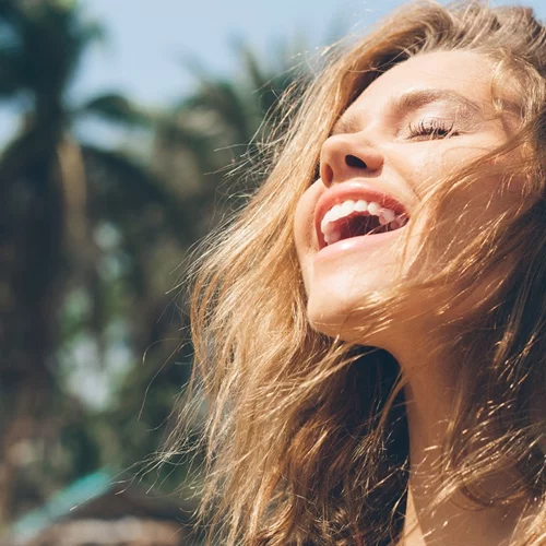 Ανακαλύψαμε τα προϊόντα περιποίησης μαλλιών που δεν θα αποχωρίζεσαι όλο το καλοκαίρι