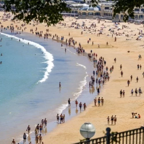 Ισπανία | Οι κάτοικοι στερούνται τις παραλίες της χώρας τους λόγω αύξησης των τιμών στα θέρετρα