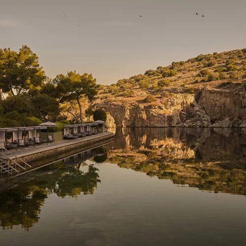 Lake Vouliagmeni x Zeus+Δione  | Η δημιουργική συνεργασία που μεταμορφώνει το εμβληματικό φυσικό τοπόσημο της Αθηναϊκής Ριβιέρας