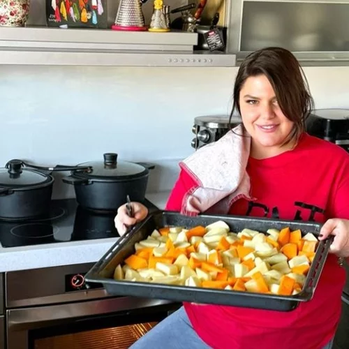 Δανάη Μπάρκα | Μαγειρεύει στην κουζίνα της το φαγητό που έχουμε συνδέσει με τα οικογενειακά τραπέζια