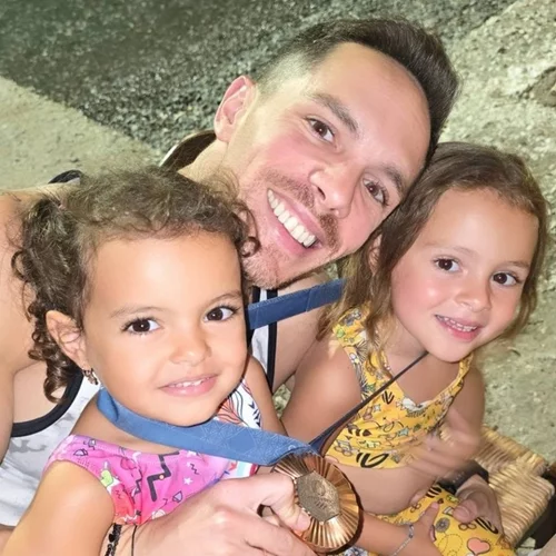 Λευτέρης Πετρούνιας | Στο τραμπολίνο με τις κόρες του