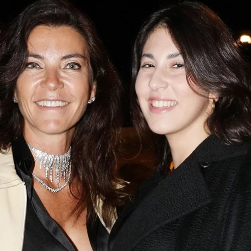 Ντεμήλια Καμπουρίδη | Ποζάρει με bralette top δίπλα στη μητέρα της Μαρίνα Βερνίκου