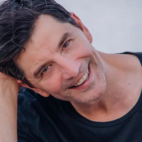 Ο Σάκης Ρουβάς απολαμβάνει τον καφέ του στο κρεβάτι και μας εύχεται "Καλημέρα"