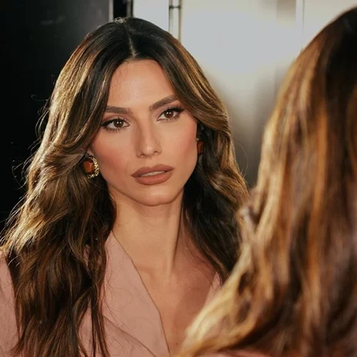 Η Ηλιάνα Παπαγεωργίου με το απρόσμενο χρώμα κραγιόν που θα κυριαρχήσει την άνοιξη και το καλοκαίρι