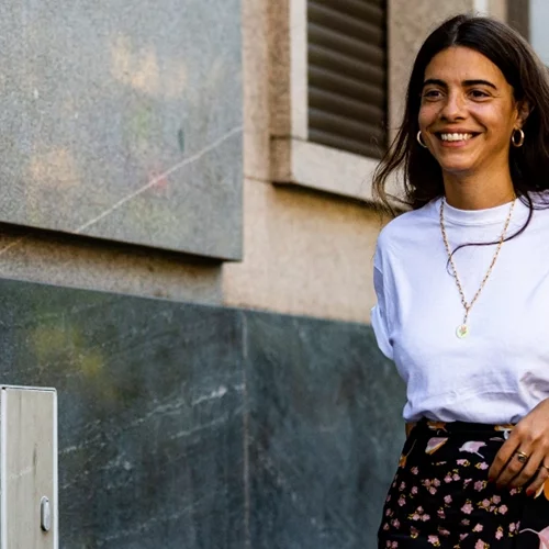 Χρειάζεσαι επειγόντως ένα T-shirt | Τα σχέδια και τα looks που φορούν οι fashionistas