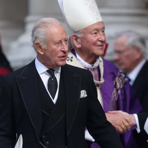 Βατικανό | Ο βασιλιάς Κάρολος και η Καμίλα σε μια ιστορική στιγμή δίπλα στον Πάπα