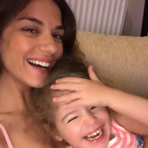 Εύα Τσιμιτσέλη | Ποζάρει για τον φακό της Βάσως Λασκαράκη με θέα το φεγγαρόφωτο