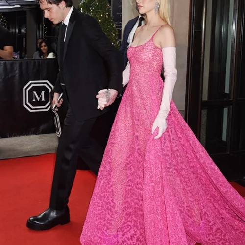 Brooklyn Beckham - Nicola Peltz | Η ρομαντική old Hollywood εμφάνιση του αρραβωνιασμένου ζευγαριού στο Met Gala