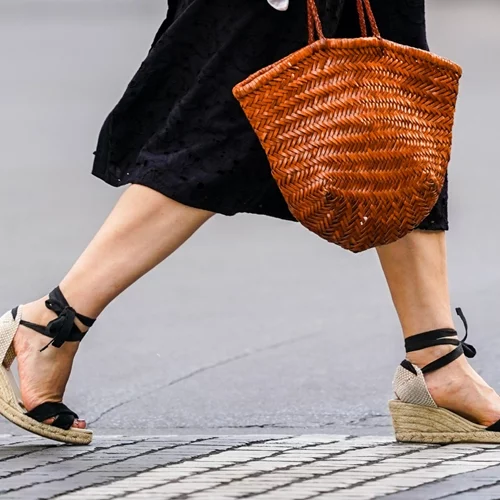 Οι κομψές ψηλές εσπαντρίγιες που θα φορέσεις την άνοιξη