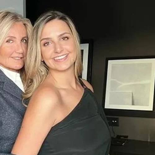 Η Σοφία Μητσοτάκη με cargo παντελόνι και τα παπούτσια που επέστρεψαν στη μόδα