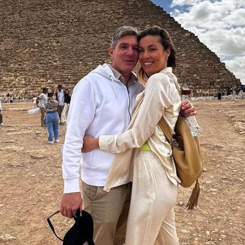 Η Μαριέττα Χρουσαλά και ο Λέων Πατίτσας με total white looks στην πιο #couplegoals φωτογραφία