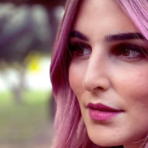 Εβελίνα Νικόλιζα | Η κόρη της Μπέσσυς Αργυράκη έβαψε ροζ τα μαλλιά της (pics)