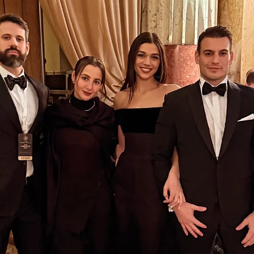 Η ωραία της βραδιάς δεν ήταν η Melania Trump | Η Μελίνα Νικολαΐδη με off shoulder τουαλέτα στην Ουάσινγκτον