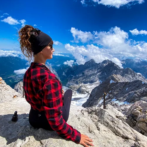 Ζωή Μαρινάκη | Η Κρητικιά που σκοτώθηκε για μια φωτογραφία - Έχασε την ισορροπία της και έπεσε σε γκρεμό 30 μέτρων (εικόνες)