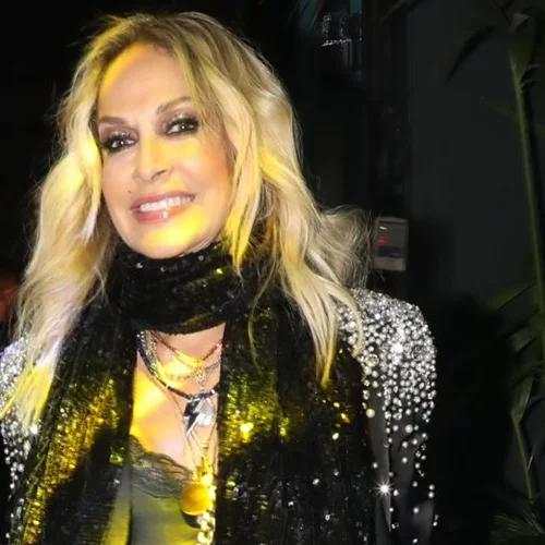 Άννα Βίσση | Με athletic look σε βραδινή βόλτα στη Βουκουρεστίου