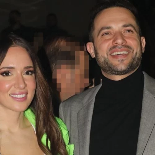 Καλομοίρα | Παιχνίδια με την κόρη της στο γρασίδι