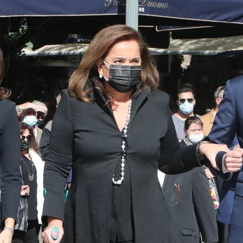Ντόρα Μπακογιάννη | Το χειροκρότημα του κόσμου όταν έφτασε με μπαστούνι στην κηδεία της Φώφης Γεννηματά (vid)