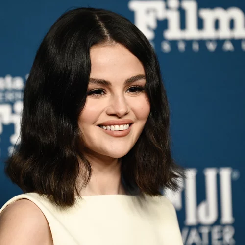 Winter Blush Mani | Το πιο ονειρικό μανικιούρ του χειμώνα το είδαμε στη Selena Gomez