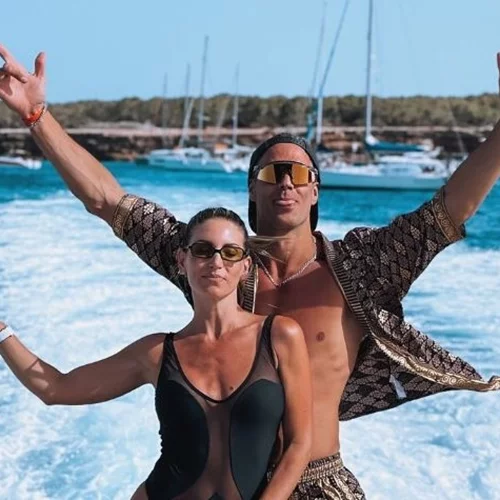 Αθηνά Οικονομάκου & Μπρούνο Τσερέλα | Απολαμβάνουν την πολυτέλεια σε παραλία της Πάρου