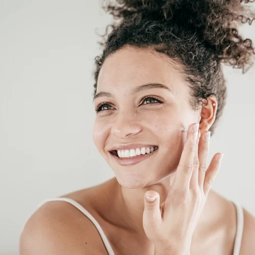 Ρετινόλη και βιταμίνη C | Επιτρέπεται ο συνδυασμός τους;