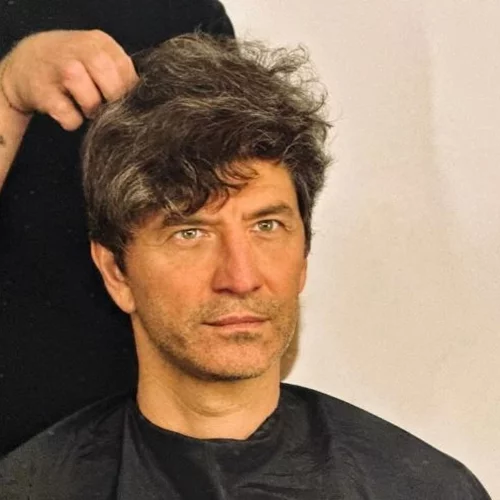 Στο κουρείο ο Σάκης Ρουβάς μετά από "κακή" ημέρα για τα μαλλιά του
