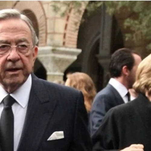 Κηδεία τέως βασιλιά | Μίνι λαϊκό προσκύνημα παρουσία βουλευτών της ΝΔ- Ισορροπίες Μητσοτάκη μεταξύ κεντρώων και... συμπαθούντων