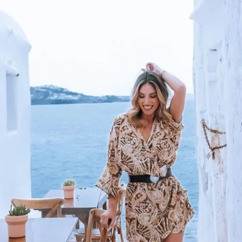 Αθηνά Οικονομάκου | Η αρετουσάριστη φωτογραφία από την παραλία