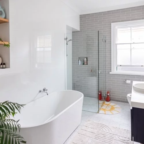 Δυο έξυπνα hacks του Tik Tok για να γίνει το μπάνιο σου σαν καινούργιo