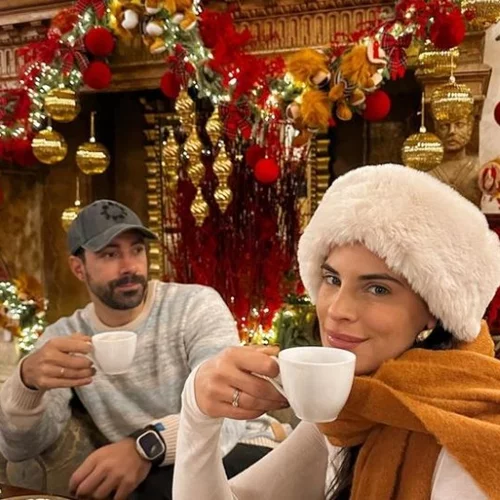 Σάκης Τανιμανίδης & Χριστίνα Μπόμπα | Αγκαλιά με τις κόρες τους μπροστά από το τζάκι