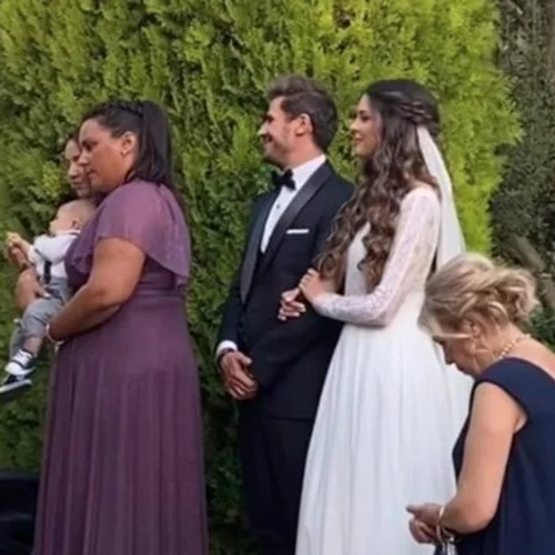 Ο ξέφρενος χορός του Άκη Πετρετζίκη και της Κωνσταντίνας Παπαμιχαήλ στον γάμο τους και το τραγούδι του γαμπρού