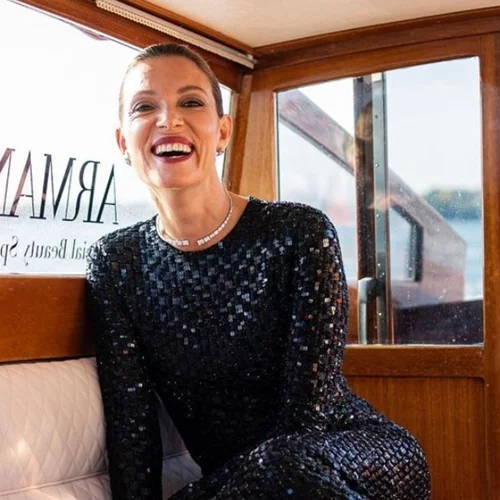 Η Βίκυ Καγιά σε χαλαρή βόλτα με ένα look που μοιράζει έμπνευση